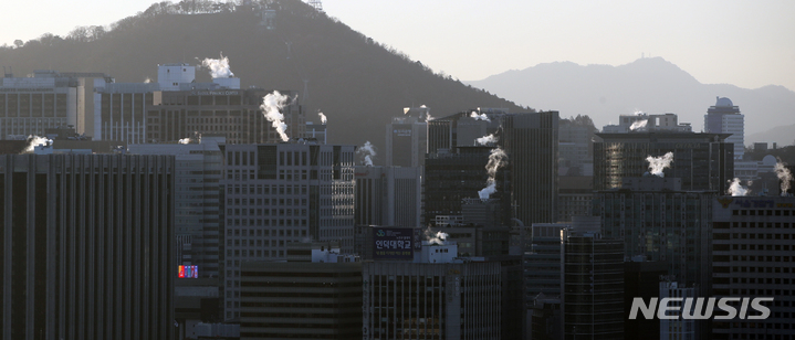 [서울=뉴시스] 고승민 기자 = 전국 대부분 한파경보가 발효된 30일 서울 시내 빌딩에서 난방 증기가 배출되고 있다. 2022.11.30. kkssmm99@newsis.com