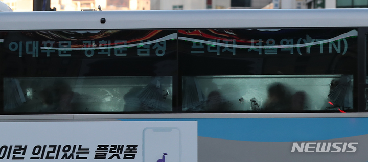 [서울=뉴시스] 김근수 기자 = 수도권 지역에 한파특보가 내려진 30일 오전 서울 종로구 세종대로를 지나는 버스 창문에 습기가 끼어 있다. 2022.11.30. ks@newsis.com