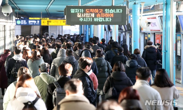 이번엔 한강철교에...또 멈췄던 1호선, 대형참사 이어질까 우려