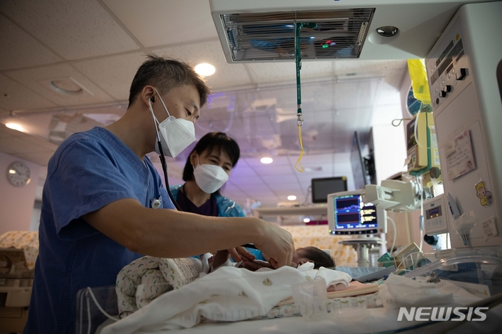 [서울=뉴시스]경희대병원 제5중환자실은 입원치료가 필요한 신생아들이 머무는 곳이다. (사진= 경희대병원 제공) 2022.12.01