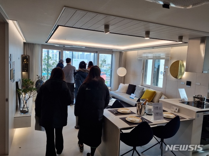 [서울=뉴시스] '장위 자이 레디언트' 견본주택을 찾은 방문객들의 모습. 