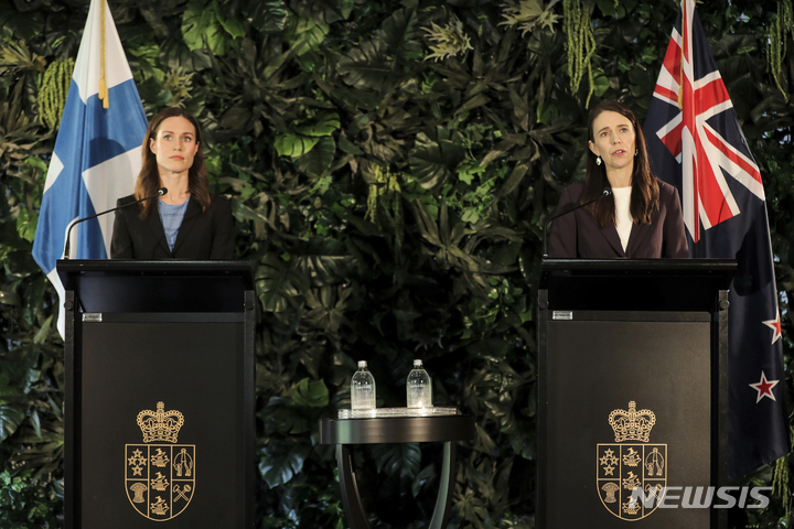 [오클랜드=AP/뉴시스] 뉴질랜드의 저신다 아던 총리(오른쪽)와 핀란드의 산나 마린 총리(왼쪽)가 회담 이후 기자들의 질문을 받고 있다 2022.11.30 *재판매 및 DB 금지