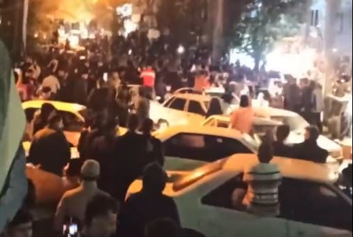이란 전역에 걸쳐 반정부 시위가 벌어지는 가운데 이란이 미국과의 월드컵 3차전에서 패하자 자동차 경적을 울리며 ‘자축’하던 이란인이 보안대가 쏜 총에 맞아 사망했다. 출처: 트위터  *재판매 및 DB 금지