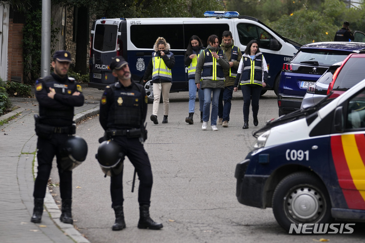 [마드리드=AP/뉴시스]지난달 30일(현지시간) 스페인 마드리드 우크라이나 대사관 옆에서 경찰관들이 경비를 서고 있다. 이날 우크라이나 대사관에 배달된 편지가 폭발하면서 직원이 경상을 입는 사건이 발생했다. 