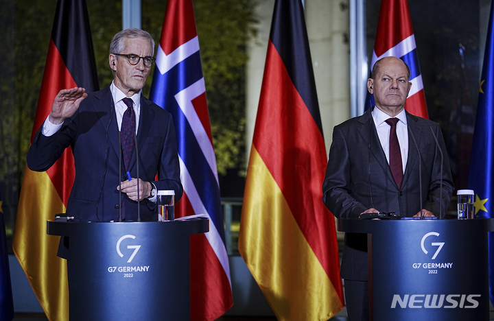 [베를린=AP/뉴시스] 올라프 숄츠 독일 총리(오른쪽)와 요나스 가르 스퇴르 노르웨이 총리가 30일(현지시간) 독일 베를린을 공동 기자회견을 하고 있다. 이들은 유럽의 해저 가스관 및 주요 인프라 시설을 보호하기 위해 북대서양조약기구(NATO.나토)에 조정 사무소 설치를 제안할 것이라고 했다. 2022.12.01.