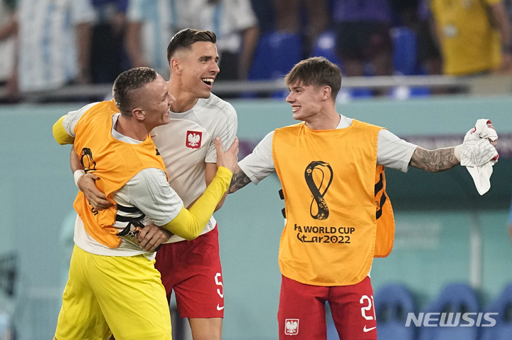 [도하=AP/뉴시스] 폴란드 선수들이 1일(한국시간) 카타르 도하 스타디움 974에서 열린 아르헨티나와 2022 FIFA 카타르 월드컵 C조 마지막 경기에서 0-2로 졌지만 골득실에 앞서 16강에 진출했다는 소식을 듣자 기쁨을 나누고 있다. 2022.12.01.