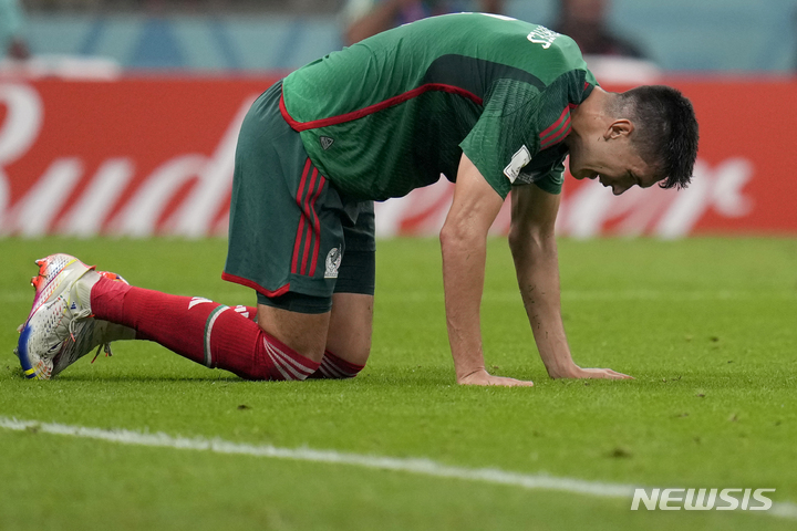 [루사일=AP/뉴시스] 멕시코의 세자르 몬테스가 1일(한국시간) 카타르 루사일 스타디움에서 열린 사우디아라비아와 2022 FIFA 카타르 월드컵 C조 마지막 경기에서 2-1로 이겼지만 골득실에 밀려 16강 진출에 실패하자 주저앉아 아쉬워하고 있다. 2022.12.01.