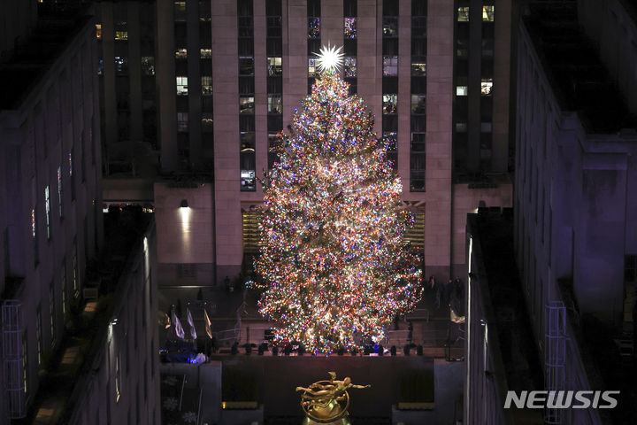 [뉴욕=AP/뉴시스] 지난 2022년 11월 30일(현지시간) 미국 뉴욕 록펠러 센터에서 열린 크리스마스 트리 점등식. 2023.11.10.
