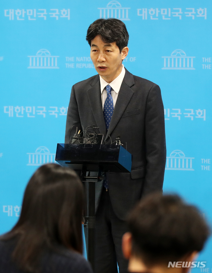 [서울=뉴시스] 고범준 기자 = 윤건영 더불어민주당 의원이 1일 오후 서울 여의도 국회 소통관에서 서해 피격 공무원 사건 수사 관련 문재인 전 대통령 입장 발표를 마친 뒤 취재진 질문에 답변하고 있다. 2022.12.01. bjko@newsis.com