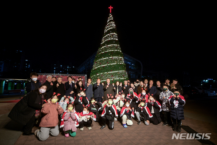 [오산=뉴시스] 오산시청 광장에 설치된 크리스마스 트리 점등식 모습 (사진 = 오산시 제공)