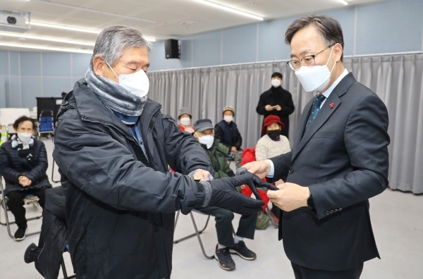 [서울=뉴시스]금천구가 지난달 30일 시흥5동주민센터에서 '2022년 재활용품 수집인 방한물품 전달식'을 개최했다.