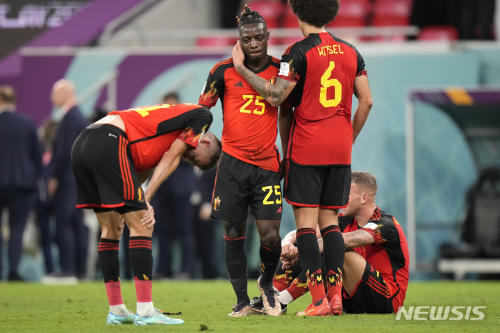 [알라이얀=AP/뉴시스] 벨기에 선수들이 2일(한국시간) 카타르 알 라이얀의 아흐마드 빈 알리 스타디움에서 열린 크로아티아와 2022 FIFA 카타르 월드컵 F조 마지막 경기에서 득점없이 비기고 조 3위로 16강 진출 실패가 확정된 뒤 실망스러워하고 있다. 2022.12.02.