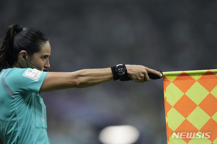 [알코르=AP/뉴시스]월드컵 사상 첫 여성 부심. 2022.12.01.