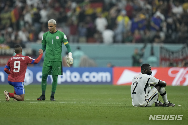 [알 코르=뉴시스/AP] 안토이노 뤼디거(왼쪽)가 코스타리카와 조별리그 3차전에서 승리 후에도 탈락이 확정되자 주저 앉아있다. 2022.12.01