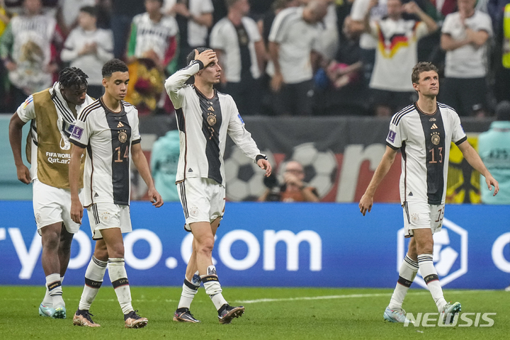 [알 코르=AP/뉴시스] 독일 선수들이 1일(현지시간) 카타르 알코르 알 바이트 경기장에서 열린 코스타리카와 독일의 월드컵 E조 경기가 끝난 뒤 아쉬워하고 있다. 2022.12.02.