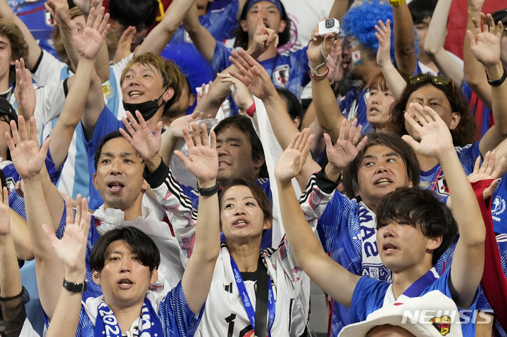 [도하=AP/뉴시스] 2일(현지시간) 일본 팬들이 카타르 도하의 칼리파 국제 경기장에서 열린 월드컵 E조 축구 경기에서 스페인을 2대1로 꺾은 뒤 기뻐하고 있다. 2022.12.02.