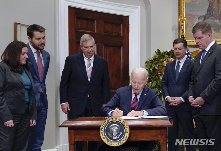 [워싱턴=AP/뉴시스] 조 바이든 미국 대통령이 2일(현지시간) 백악관 루즈벨트룸에서 열린 서명식에서 화물철도 노사 합의안을 강제하는 법안에 서명하고 있다. 2022.12.02. 