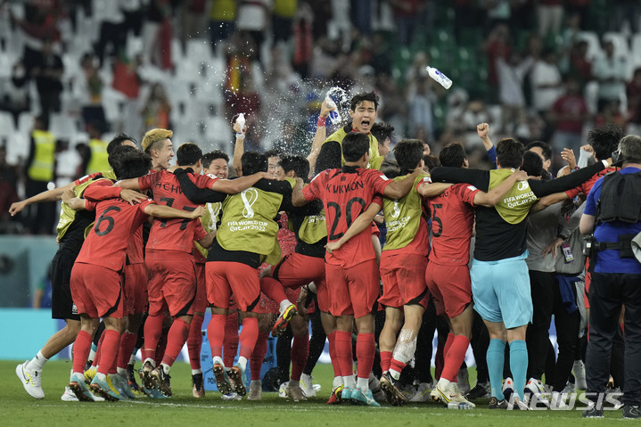 [알 라얀(카타르)=AP/뉴시스]지난 2일(현지시간) 카타르 알 라얀에서 열린 월드컵 H조 포르투갈과의 경기에서 승리 후 경기장 내에 모여 우루과이와 가나의 경기 결과를 기다리던 한국 선수들이 16강 진출이 확정되자 환호하고 있다. 국제축구연맹(FIFA)이 19일 2022. 카타르 월드컵 결승전에서 아르헨티나가 프랑스를 꺾고 우승한 후 본선에 오른 32개국의 최종 순위를 발표했다. 한국은 16강 진출 16개국 중 가장 낮은 16위에 순위를 올렸다. 2022.12.19