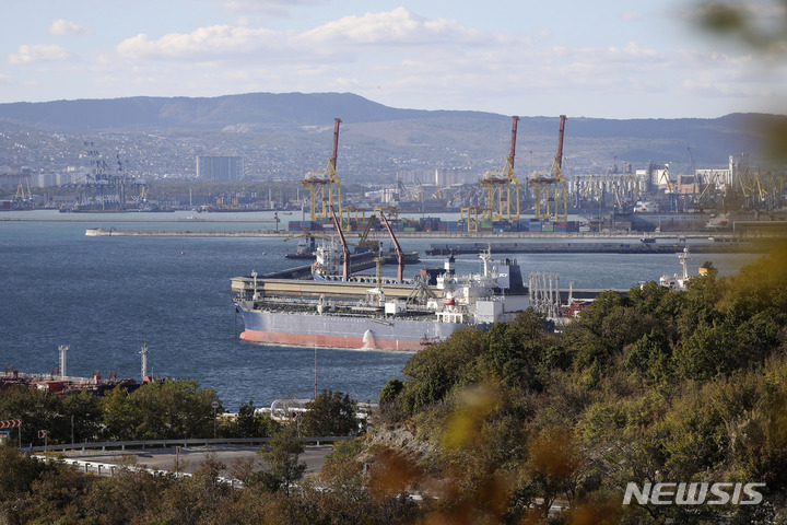 [노보로시스크=AP/뉴시스] 지난 10월11일 러시아 남부 노보로시스크 항구에 정박해 있는 러시아 유조선. 2022.10.11. 