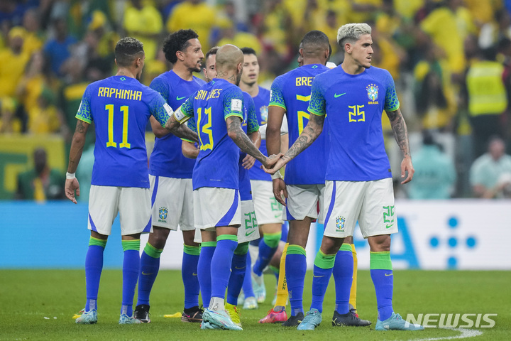 [루사일=AP/뉴시스] 브라질 선수들이 3일(한국시간) 카타르 루사일의 루사일 아이코닉 스타디움에서 열린 카메룬과 2022 FIFA 카타르 월드컵 G조 마지막 경기에서 0-1로 졌지만 조 1위를 확정지은 뒤 자축하고 있다. 2022.12.03.