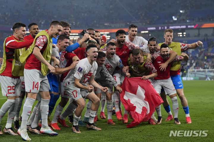 [도하=AP/뉴시스] 스위스 선수들이 3일(한국시간) 카타르 도하 스타디움 974에서 열린 세르비아와 2022 FIFA 카타르 월드컵 G조 마지막 경기에서 3-2로 이기고 16강 진출을 확정한 뒤 기뻐하고 있다. 20222.12.03.