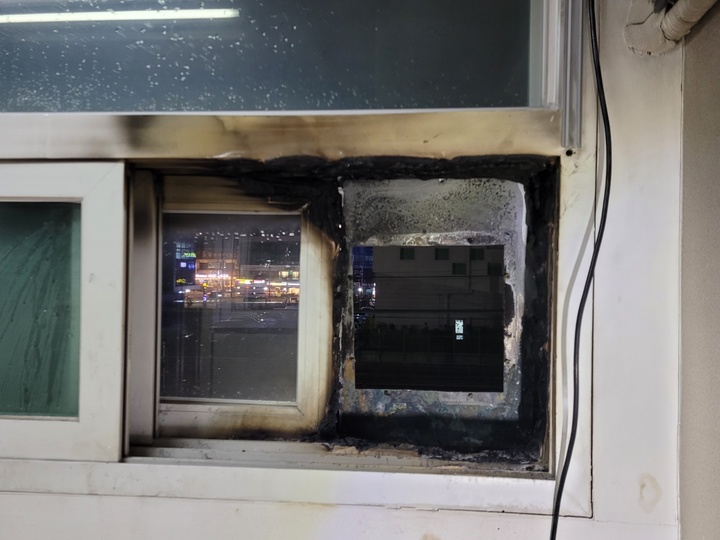 [부산=뉴시스] 4일 오후 부산 도시철도 1호선 신평역 2층 휴게실에서 불이 났다. (사진=부산소방재난본부 제공) *재판매 및 DB 금지