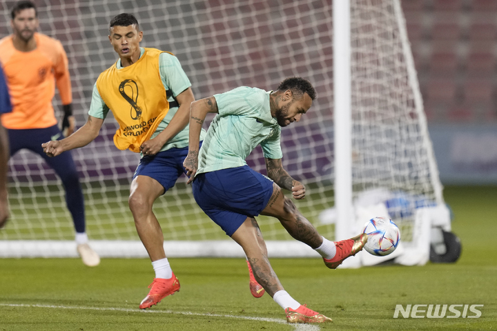 [도하=뉴시스/AP] 브라질 대표팀 공격수 네이마르(오른쪽)가  동료 선수들과 연습을 하고 있다. 2022.12.05
