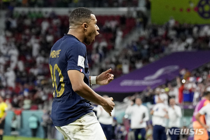 [도하=AP/뉴시스] 프랑스의 킬리안 음바페가 5일(한국시간) 카타르 도하 알 투마마 스타디움에서 열린 폴란드와 2022 FIFA 카타르 월드컵 16강전에서 3-0으로 달아나는 골을 터뜨린 뒤 환호하고 있다. 2022.12.05.