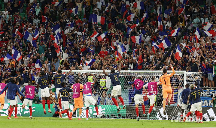[도하(카타르)=뉴시스] 백동현 기자 = 4일(현지시간) 오후 카타르 도하 알투마마 스타디움에서 열린 2022 카타르 월드컵 16강전 프랑스와 폴란드의 경기, 3대 1로 승리하며 8강 진출에 성공한 프랑스 선수들이 관중과 함께 기뻐하고 있다. 2022.12.05. livertrent@newsis.com
