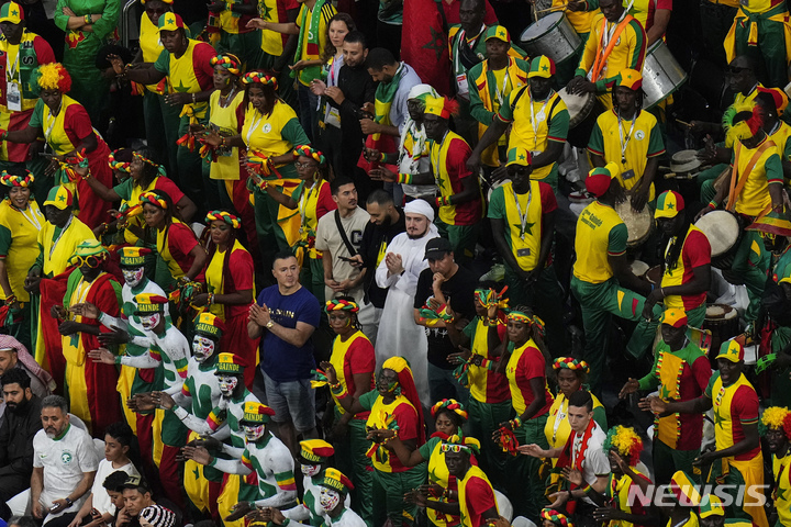 [알코르=AP/뉴시스] 4일(현지시간) 카타르 알코르 알베이트 스타디움에서 열린 2022 FIFA 카타르 월드컵 16강전 잉글랜드와 세네갈의 경기, 세네갈 팬들이 응원하고 있다. 2022.12.05.
