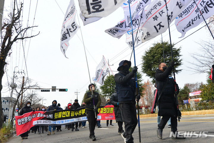 [광주=뉴시스] 김혜인 기자 = 화물연대 총파업 12일째인 5일 오전 광주 북구 양산동 오비맥주 광주공장 앞에서 노조원들이 안전운임제 확대를 촉구하며 도보행진을 하고 있다. 2022.12.05.hyein0342@newsis.com