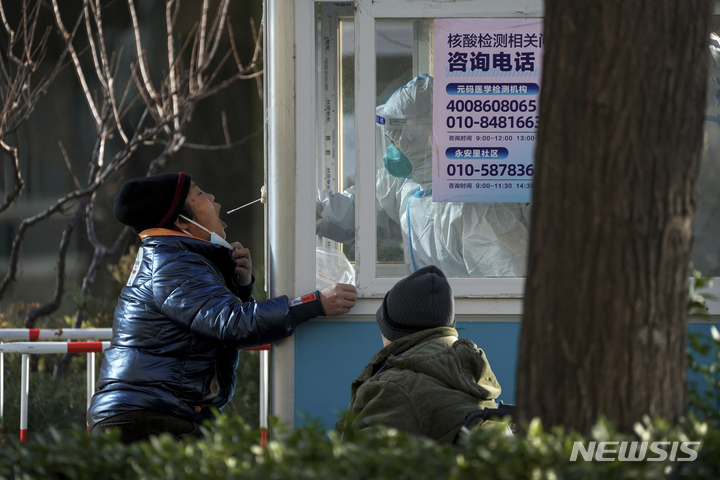 [베이징=AP/뉴시스] 5일 중국 베이징의 한 코로나19 검사소에서 한 주민이 검사를 받고 있다. 2022.12.06