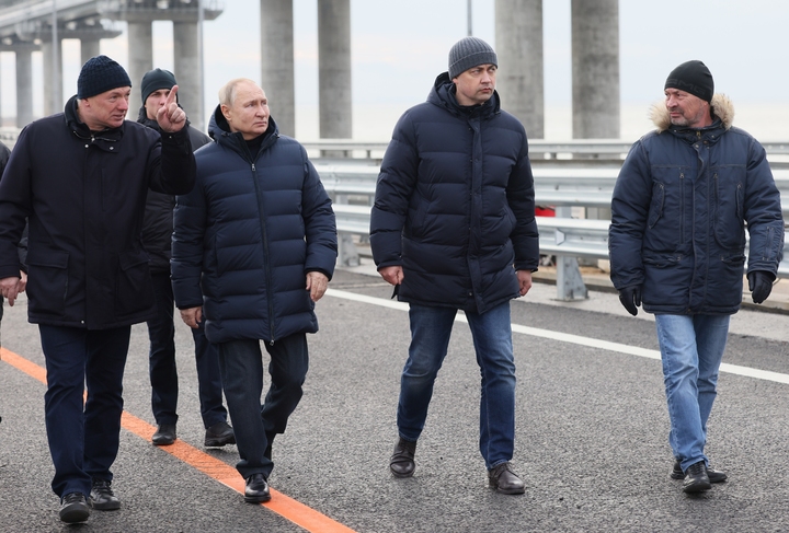 [모스크바=AP/뉴시스]블라디미르 푸틴 러시아 대통령이 5일(현지시간) 러시아 본토와 크림반도를 잇는 크름대교를 방문하고 있다. *재판매 및 DB 금지