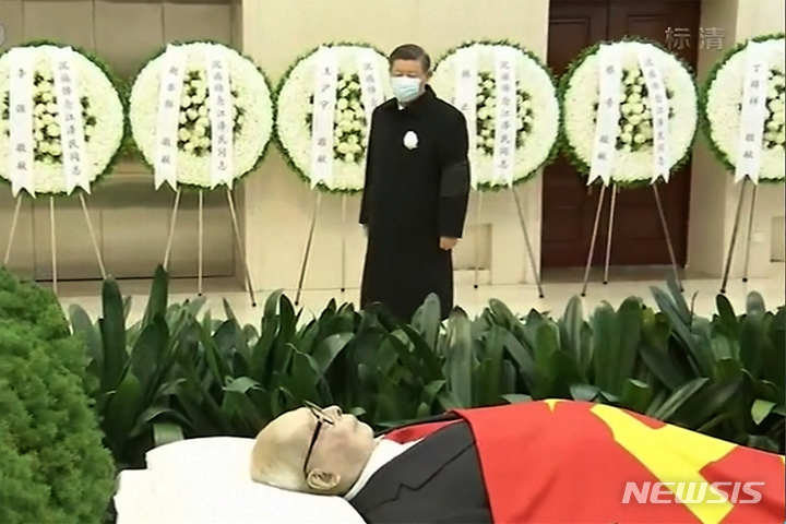 [베이징=AP/뉴시스] 5일 시진핑 국가주석이 베이징 인민해방군 종합병원에서 지난달 30일 사망한 장쩌민 전 국가주석의 시신을 바라보며 추모하고 있다. 2022.12.06 