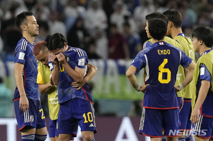 [알와크라=AP/뉴시스] 일본 선수들이 6일(한국시간) 카타르 알 와크라의 알 자누브 스타디움에서 열린 2022 FIFA 카타르 월드컵 16강전에서 크로아티아에 승부차기에서 져 8강 진출이 좌절되자 슬퍼하고 있다. 2022.12.06.