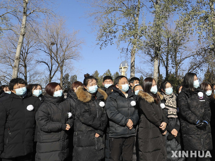 [중국=신화/뉴시스] 5일 중국 베이징에서 시민들이 장쩌민 전 중국 국가주석의 운구행렬을 바라보고 있다. 2022.12.06.