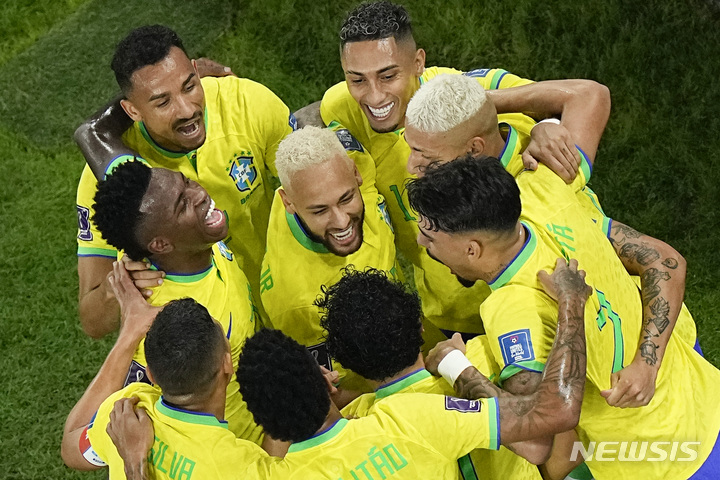 [알라이얀(카타르)=AP/뉴시스] 한국전 2번째 골 넣고 춤추는 브라질 선수들. 2022.12.05.