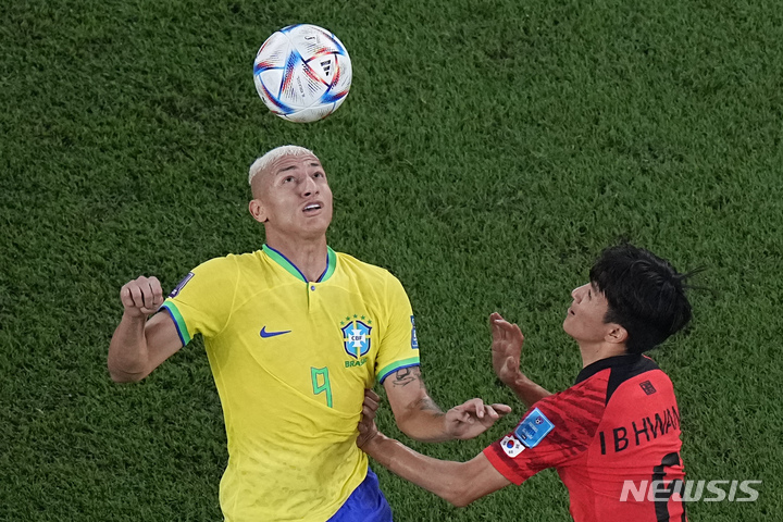 [알라이얀(카타르)=AP/뉴시스] 한국전 3번째 골 전 황인범 상대로 개인기 과시하는 브라질 히샤를리송. 2022.12.05.