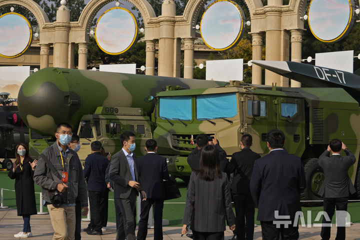 [베이징=AP/뉴시스]2022년 10월22일 중국 베이징의 전시장에서 관람객들이 DF-41 및 DF-17 탄도미사일을 살펴보고 있다. 이들 미사일은 시진핑주석의 대표적 업적으로 홍보되는 것들이다. 중국의 급속한 핵전력 확대에 미국이 본격 대응하기 시작했다. 2024.8.22. 