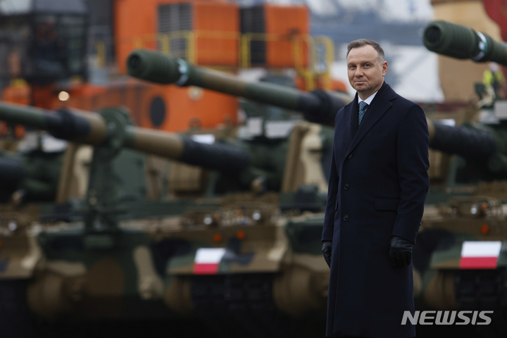 [그다니야(폴란드)=AP/뉴시스]안제이 두다 폴란드 대통령이 6일 폴란드 그디니아 항구에서 이날 한국으로부터 도착한 K2 흑표 탱크 앞에 서 있다. 2022.12.6