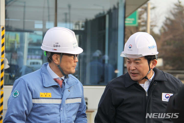 [포항=뉴시스] 안병철 기자 = 민주노총 공공운수노조 화물연대본부의 파업이 14일째 이어지고 있는 가운데 원희룡 국토교통부 장관이 7일 오전 경북 포항시 남구 포스코 포항제철소를 찾아 철강제품 출하에 대한 점검을 하고 있다. 2022.12.07. abc1571@newsis.com