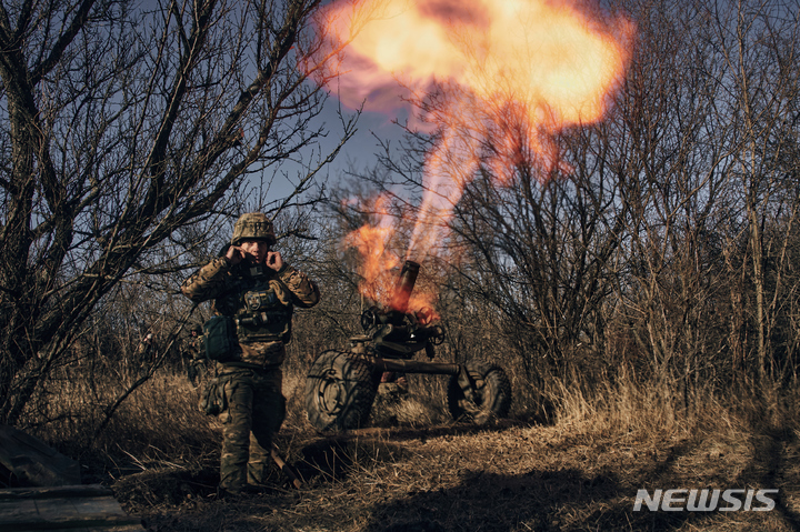 [모스크바=AP/뉴시스] 우크라이나 군인들이 6일(현지시간) 도네츠크주 바흐무트 인근 전선에서 러시아 진지를 향해 프랑스의 MO-120-RT-61, 120㎜ 견인 박격포를 쏘고 있다. 2022.12.07.
