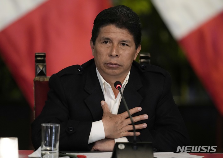 [리마=AP/뉴시스]페드로 카스티요 페루 대통령이 지난 10월11일(현지시간) 페루 리마의 대통령궁에서 기자회견을 하고 있다. 페루 의회는 7일 세 번째 탄핵 시도에서 탄핵안을 가결, 그를 축출했다. 2022.12.08. 