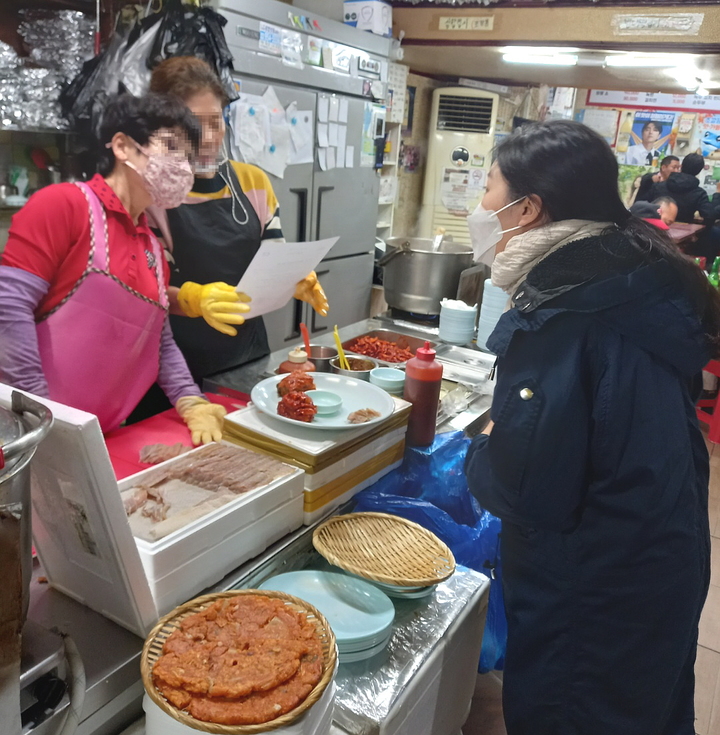[서울=뉴시스]도봉구 보건위생과 직원(오른쪽)이 지역 내 식품업소를 방문해 식품안전에 대해 설명하고 있다.(사진=도봉구 제공) *재판매 및 DB 금지