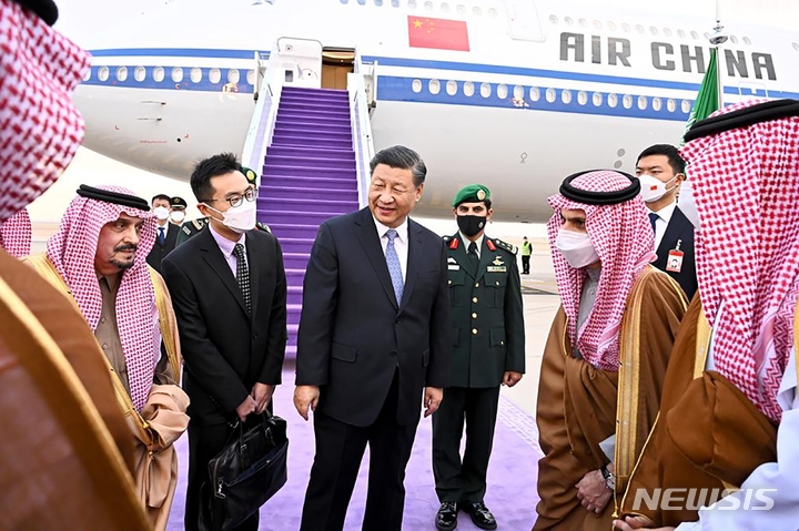[리야드=AP/뉴시스] 시진핑 중국 국가주석이 7일(현지시간) 사우디아라비아 리야드의 킹칼리드 국제공항에 도착해 리야드 주지사 파이살 빈 반다르 왕자 등의 영접을 받고 있다. 사우디를 국빈 방문한 시 주석은 살만 빈 압둘아지즈 알사우드 국왕, 무함마드 빈 살만 왕세자와 회담하며 제1회 중-아랍 정상회의와 중국·걸프협력이사회(GCC) 정상회의에 참석한다. 2022.12.08.