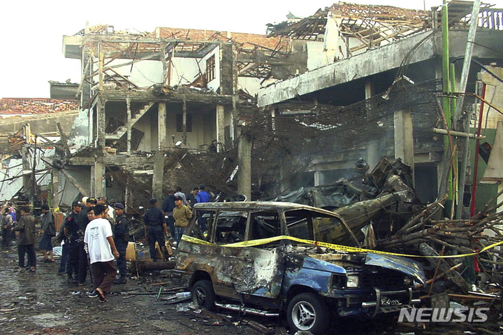 [발리( 인도네시아)=AP/뉴시스] 2002년 10월13일 폭탄테러로 완전히 파괴된 발리섬 쿠타의 나이트 클럽 전경. 