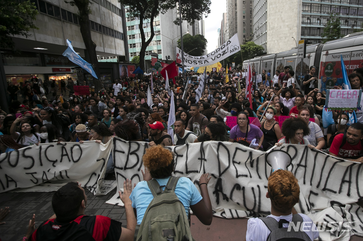 [리우데자네이루=AP/뉴시스] 7일(현지시간) 브라질 리우데자네이루에서 학생들이 자이르 보우소나루 정부의 보건과 교육 부문 예산 삭감에 반대하는 시위에 참여하고 있다. 2022.12.08