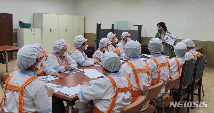 [서울=뉴시스]급식도우미 일자리에 참여한 어르신들이 연간 의무교육을 받고 있다.(제공=성동구청)