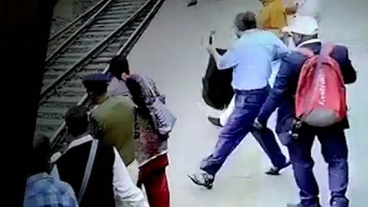 지난 12월4일(현지시간) 인도 서벵갈주 카라그푸르 기차역에서 시민들이 감전돼 철로에 추락한 검표원을 구조하는 모습. 출처: Reddit *재판매 및 DB 금지