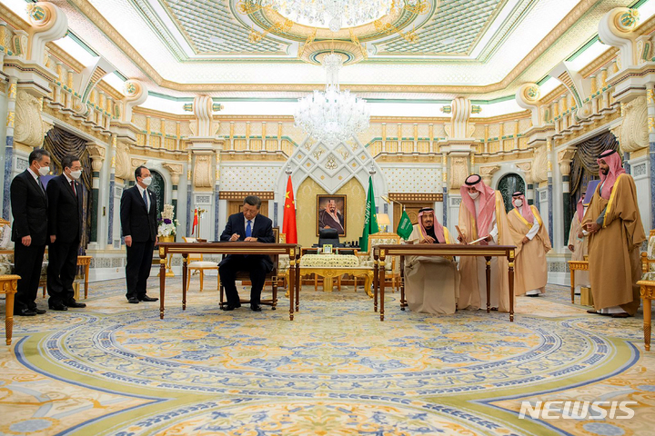 [리야드=AP/뉴시스] 시진핑 중국 국가주석과 살만 빈 압둘아지즈 알사우드 국왕이 '포괄적 전략 동반자 협정'에 서명하고 있다. 2022.12.08.
